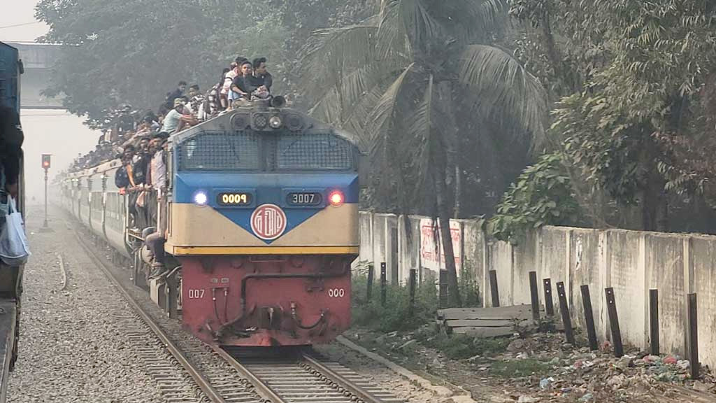 ভোটের আগে স্টেশনে ঘরমুখী মানুষের ঢল